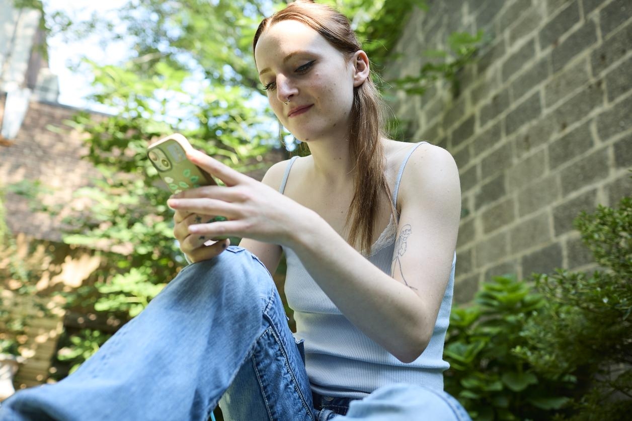 Girl holding phone using the Planned Parenthood Direct App for birth control delivery